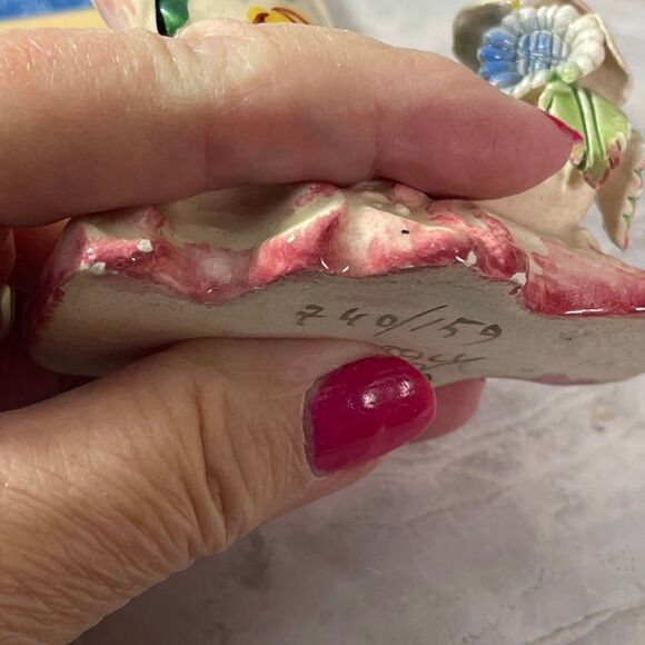 Vintage Italian ceramic cornucopia vase applied flowers hand painted. - Picture 15 of 16